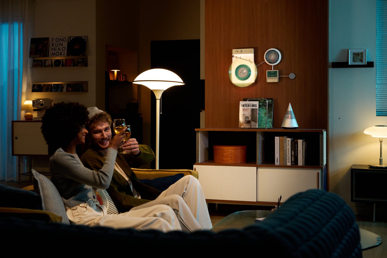 People enjoying music with TRETTITRE in a living room